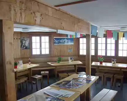 La salle à manger de la cabane de Bertol : drapeaux à prières et poster de l'Everest, sans doute pour faire couleur locale ? La salle à manger de la cabane de Bertol : drapeaux à prières et poster de l'Everest, sans doute pour faire couleur locale ?